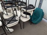 many chairs that are sitting in a room together