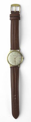 une image représentant une montre avec un bracelet en cuir marron sur un fond blanc