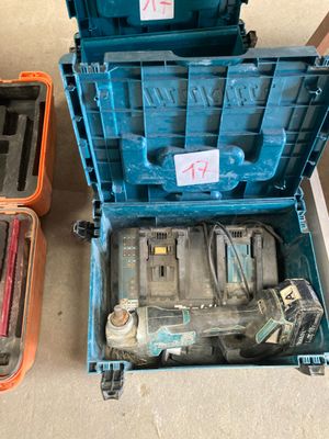 trois outils différents dans un étui en plastique posé par terre