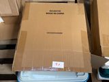 Plusieurs cartons contenant du matériel électronique sont empilés sur des palettes dans un entrepôt