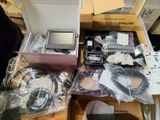 tout un tas d'appareils électroniques posés sur une table