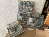 deux livres posés sur une boîte en carton