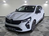 la voiture blanche est garée sur un sol en damier dans le garage