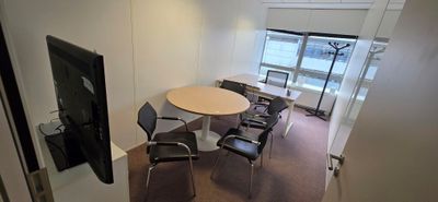 UN ENSEMBLE COMPRENANT : UN BUREAU D'ANGLE 160 X 80 RETOUR 8…