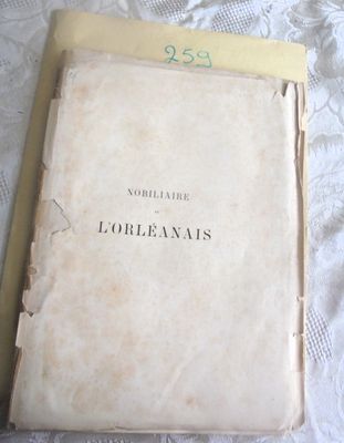 un livre posé sur un lit recouvert d'un drap blanc