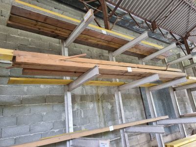 une pièce dans laquelle se trouvent plusieurs étagères en bois
