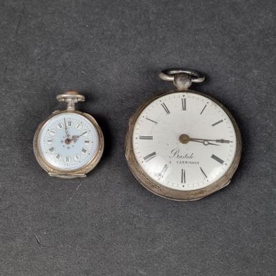 deux horloges placées l'une à côté de l'autre sur une table