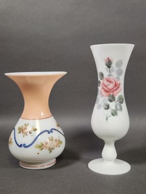 deux vases décorés de roses, placés l'un à côté de l'autre