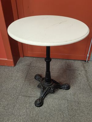 une table au plateau en marbre blanc et au piètement en fer noir