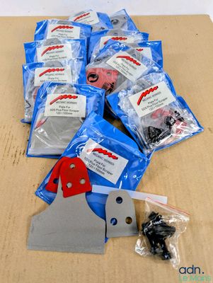 plusieurs sacs contenant des objets divers, posés sur une table