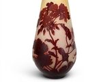 un vase orné d'un motif rouge et blanc