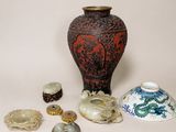 un grand nombre d'objets différents posés sur la table