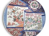une assiette décorative ornée d'un oiseau et de fleurs