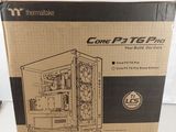 Le carton contenant le boîtier de l'ordinateur est ouvert et prêt à être déballé.