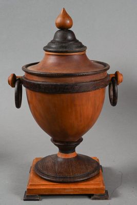 paire d'urnes en bois munies d'anses et d'un socle en bois