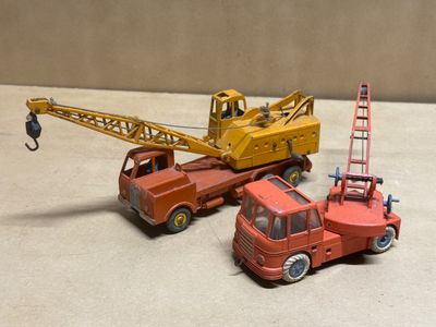 deux camions jouets assis l'un à côté de l'autre