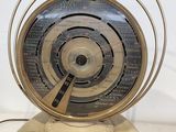 une radio à l'ancienne posée sur une table