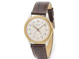gros plan d'une montre sur une surface blanche avec un bracelet marron