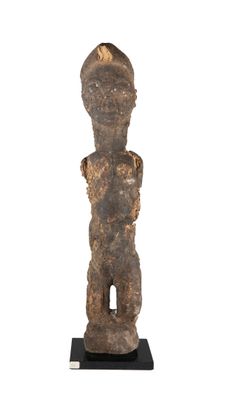 un gros plan d'une statue posée sur un socle noir, sur fond blanc