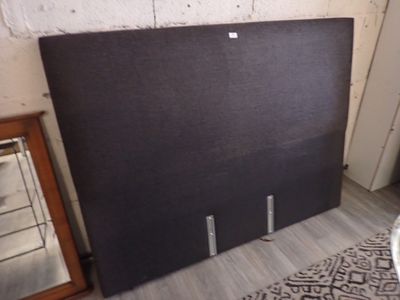 une photo d'une tête de lit noire dans une chambre