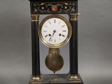 une horloge noire et or posée sur une table