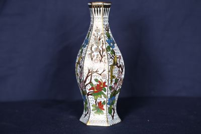 un vase orné d'un motif floral sur fond bleu