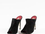 une paire de mules en daim noir à talon doré
