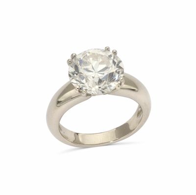 gros plan d'une bague en diamant sur fond blanc