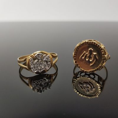 deux bagues en or et en argent, ornées de diamants, sur un fond noir