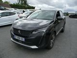 une voiture noire garée dans un parking