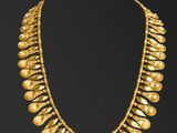 un collier en or orné de perles sur fond noir