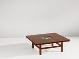 une petite table basse carrée avec un plateau carré en bois