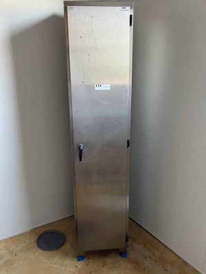 une armoire métallique dans un coin de la pièce