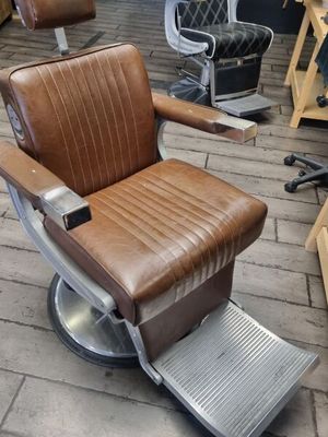 une chaise marron posée sur un sol en briques