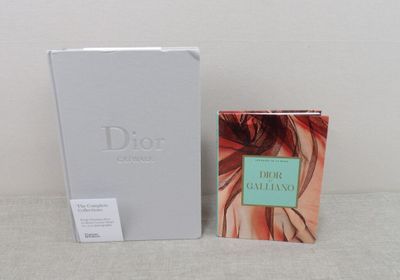 Le parfum « Dior Addict » de Christian Dior, présenté dans un coffret et un autre coffret