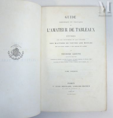un livre ouvert sur une table blanche, avec une photo en noir et blanc