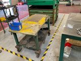 une table sur laquelle est posé un seau, dans une usine