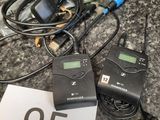deux microphones et un clavier posés sur le comptoir