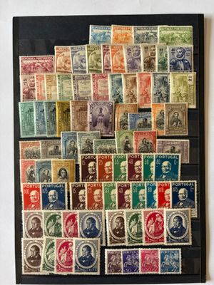 Un cadre noir contient une collection de timbres anciens