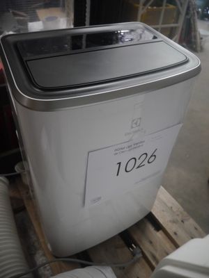 une machine à laver posée sur une palette dans un entrepôt