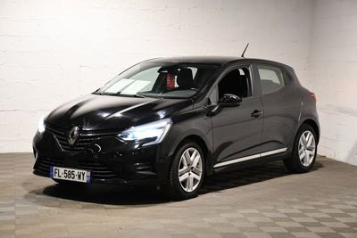 La voiture noire est garée dans le garage de l'immeuble.