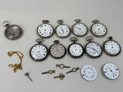 de nombreux modèles différents de montres de poche posés sur une table
