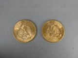 deux pièces d'or posées sur une table