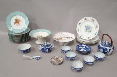 plusieurs assiettes et bols posés sur une table