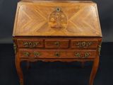 un petit bureau en bois surmonté d'un tiroir