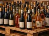 de nombreuses bouteilles de vin posées sur une palette en bois