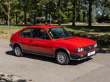 une voiture rouge garée sur le bord de la route