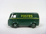 un petit bus vert posé sur une surface blanche