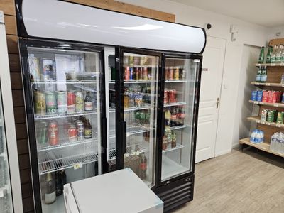 Armoire réfrigérée SEDA trois portes vitrées.