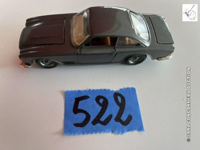 une petite voiture posée à côté d'un morceau de feutrine